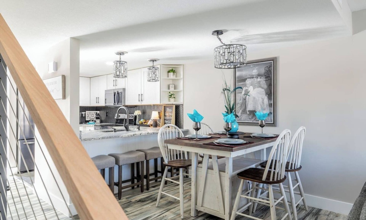 Townsend House | Riverfront getaway, Walking distance to Awesome!