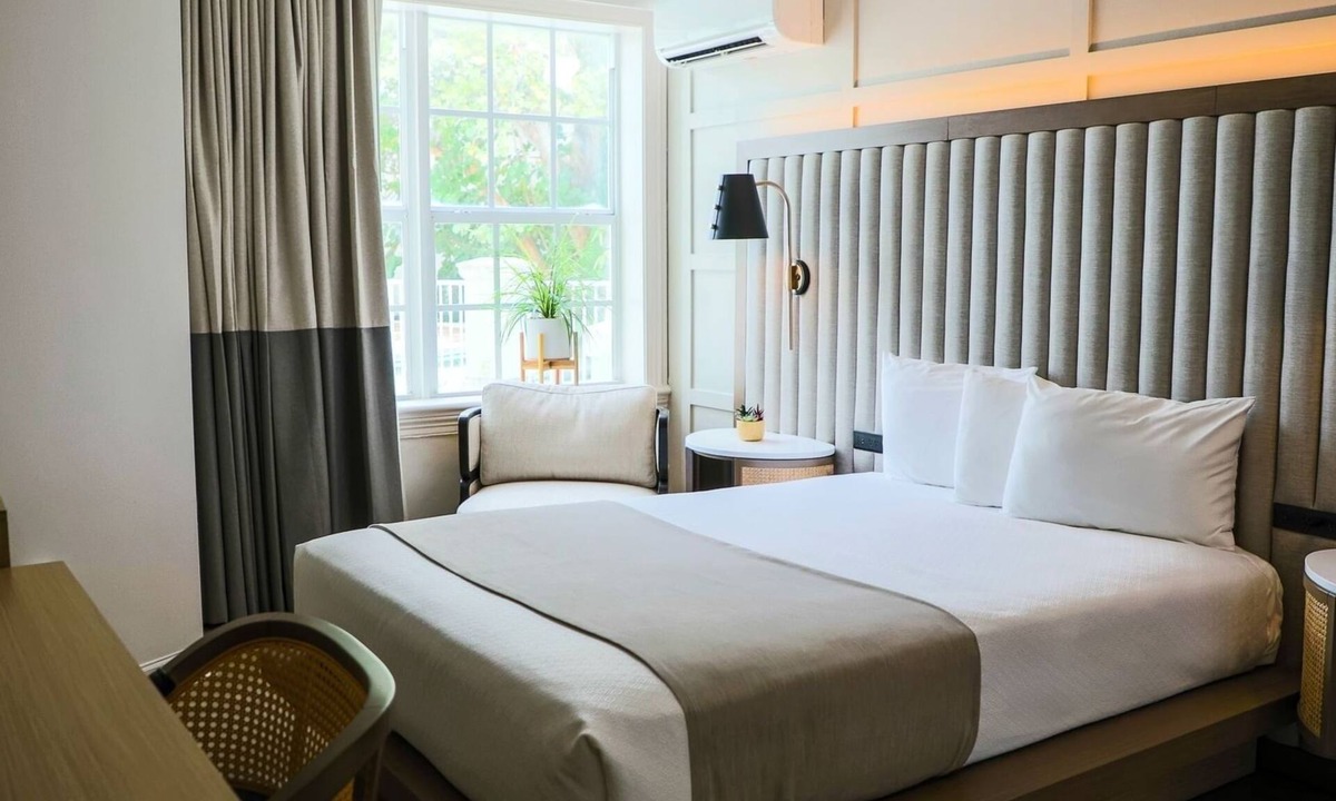 Beverly Heights Hotel | Riverside Hotel | Micro Queen | Water Taxi Launchpad, Poolside Yacht Views