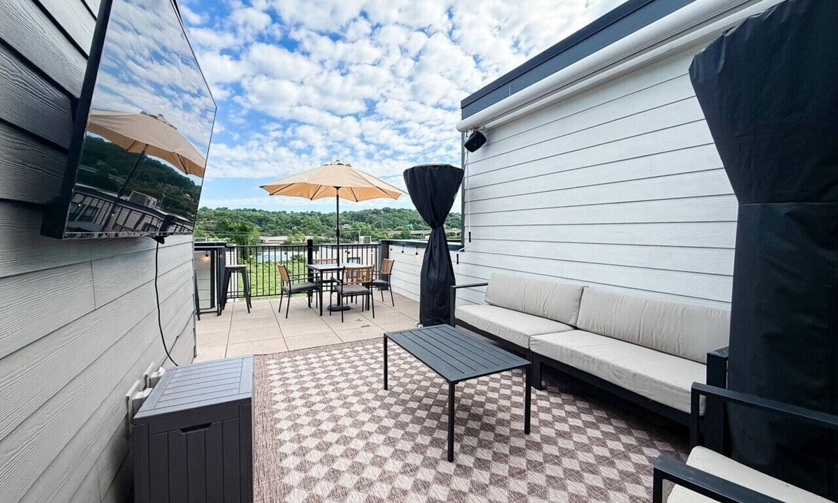 Knoxville Villa | Riverview Retreat: Neyland Stadium – sleeps 8