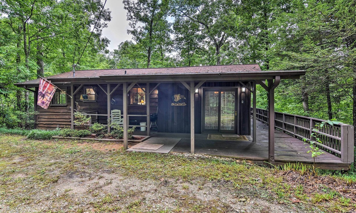 Robbinsville Cabin | Robbinsville Cabin w/Deck: 3 Mi to Fontana Lake!
