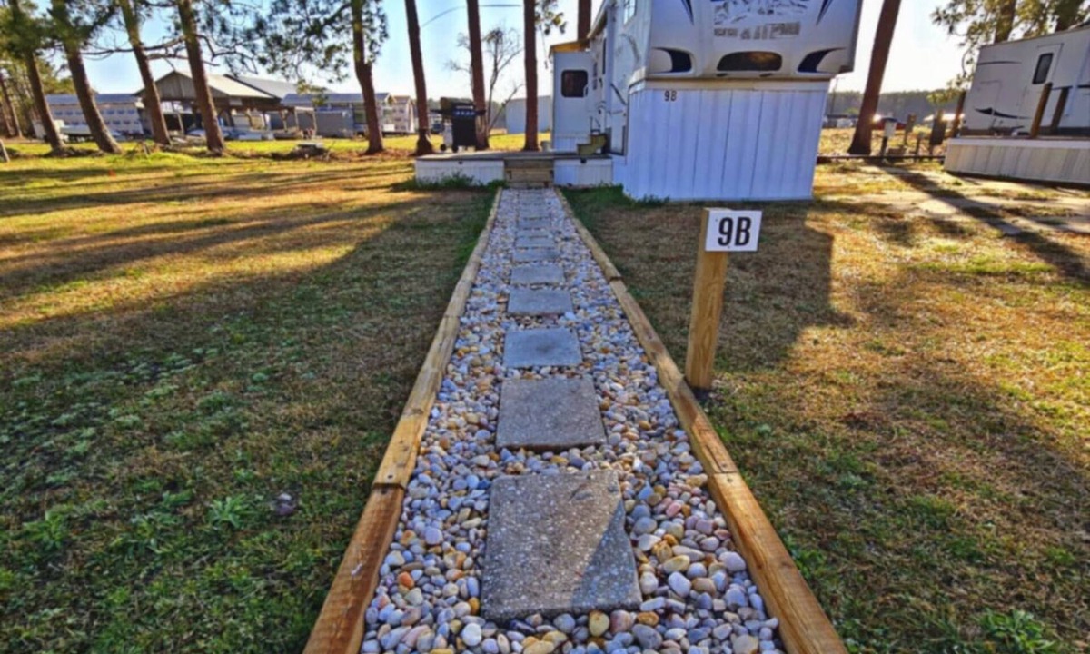 Peletier House | Romantic tiny getaway. Luxury RV, 3 miles to beach. 20 miles to Lejeune and Cherry Point