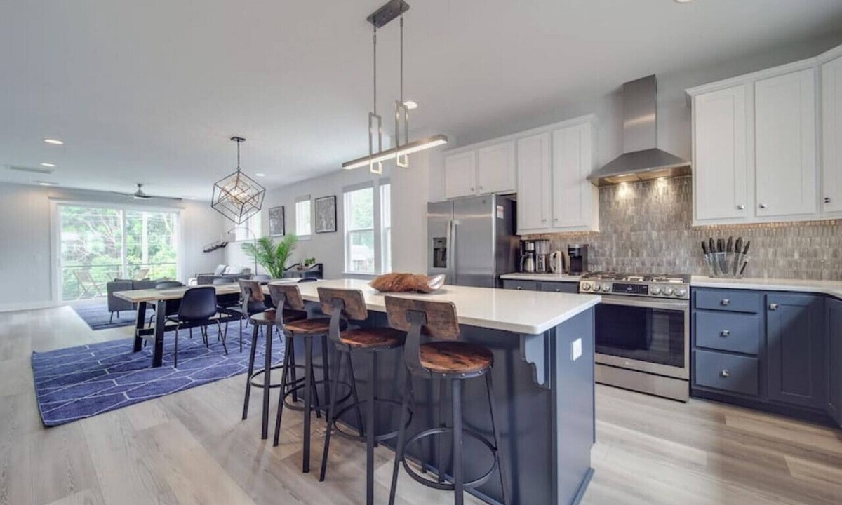 NoDa House | Rooftop Retreat — Heart of NoDa—Light Rail—Sauna