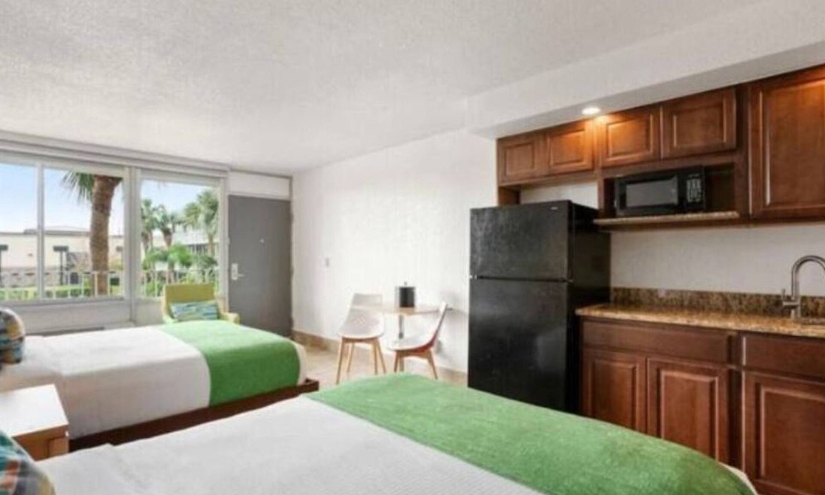 Historic Downtown Kissimmee Hotel | Royal 8 Wonderful Apart/Hotel with pool