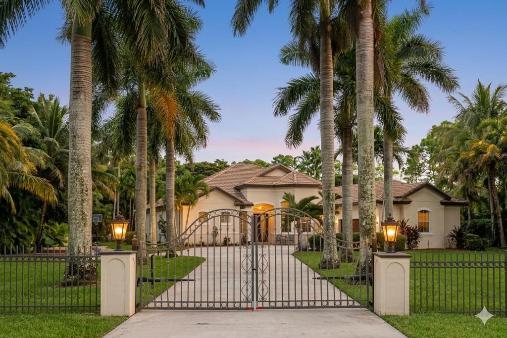 Hunt Club Villa | Royal Palms Villa, Pool, Spa, Private Gate, 1,5 acre