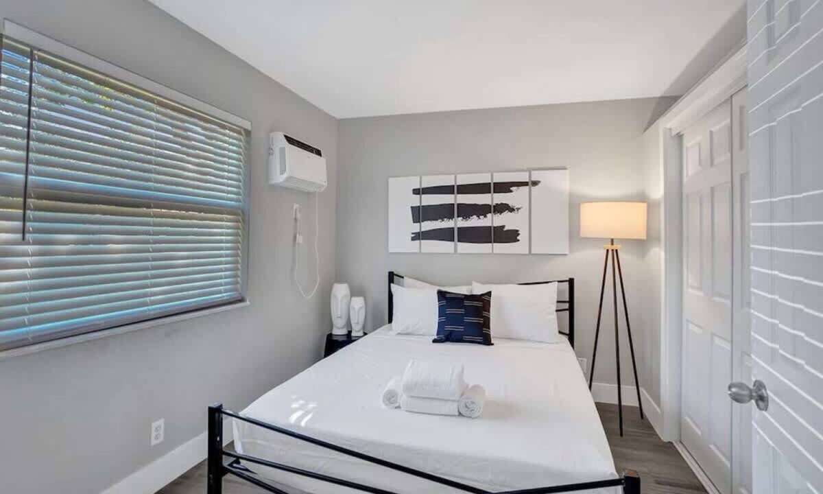 Poinciana Park Apartment | Rustic 1BR Apt in FTL with Kitchen & Pool