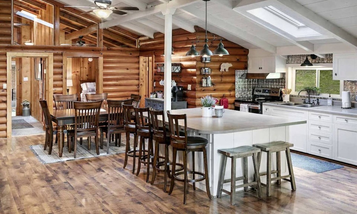 Flat Hollow Marina House | Rustic Cabin with Spa and Wonderful Outdoor Living in Tennessee