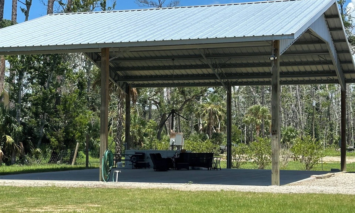 Steinhatchee RV Rental | RV site- Covered Pavillion area for enjoyment regardless of the weather!