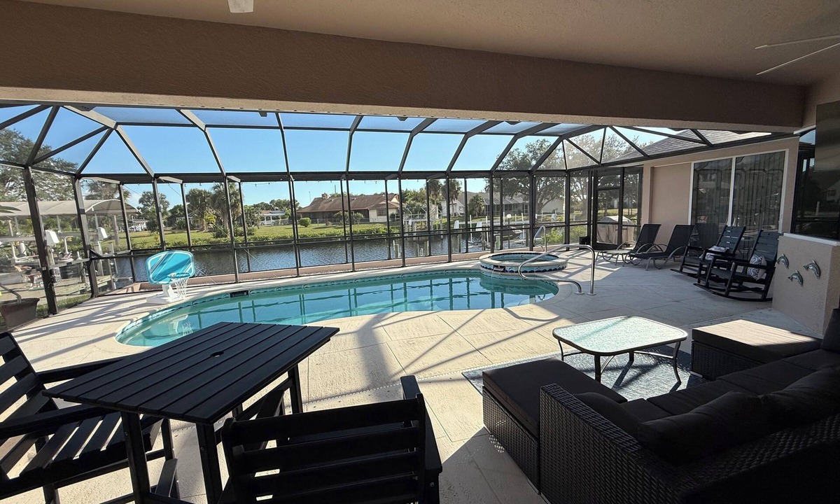 Port Charlotte House | SALTWATER POOL and SPA, on CANAL in marvelous Port Charlotte