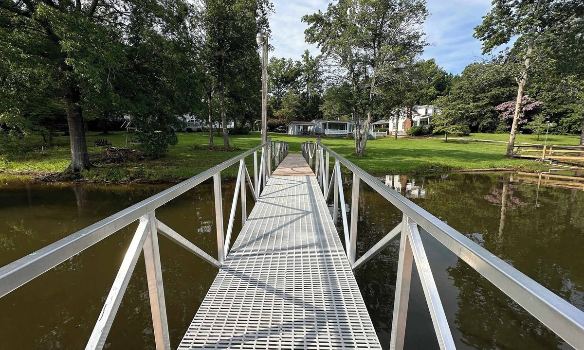 Prosperity House | Saluda Lake Escape Su