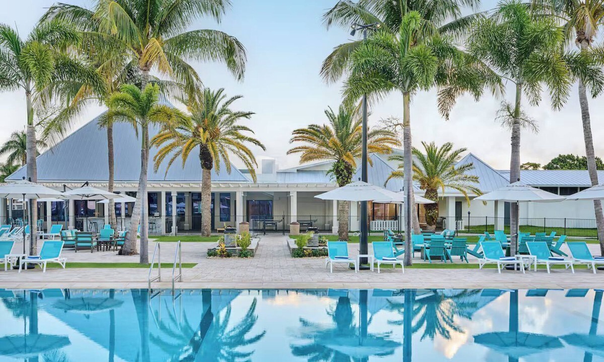 Port Saint Lucie Hotel | Sandpiper Bay King Room Breakfast, Pool & Gym