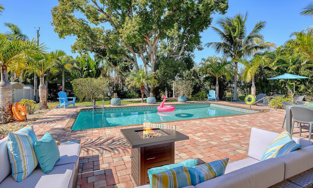 Bradenton House | Sandy Toes - Luxury Awaits! 2 Min Walk to Palma Sola Bay, 10 Min Drive to AMI