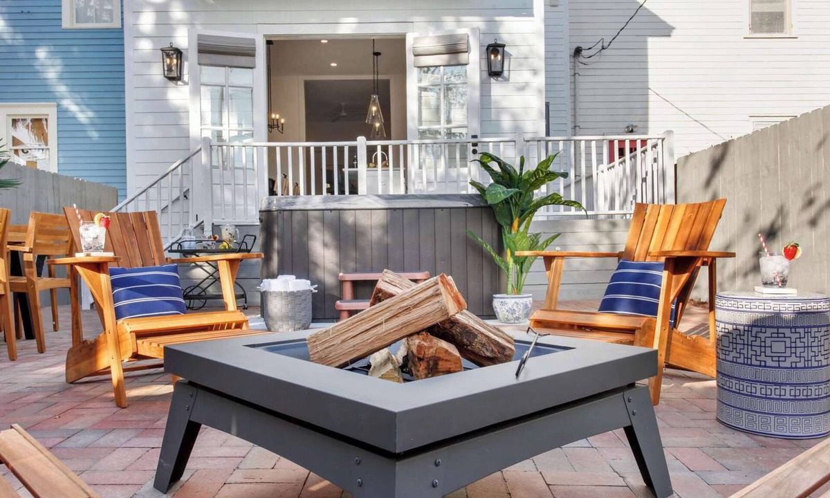 Savannah Victorian District House | Savannah 5BR Retreat | Hot Tub | Near Forsyth