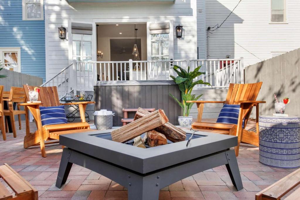 Savannah Victorian District House | Savannah 5BR Retreat Hot Tub Near Forsyth