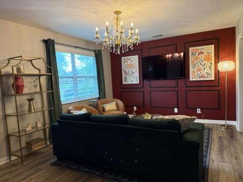Savannah House | Savannah Home|Pool|Hot Tub|Sleeps8|pet+