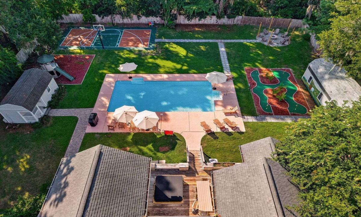 Savannah House | Savannah Luxury: Pool, Pickleball, Golf Simulator, Mini Golf, Karaoke and Game Room