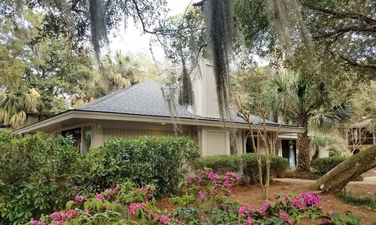 Oceanside House | Sea Pines Cottage 2 min walk to Beach! 5th Row. Pool, Hot Tub, Kids Room!