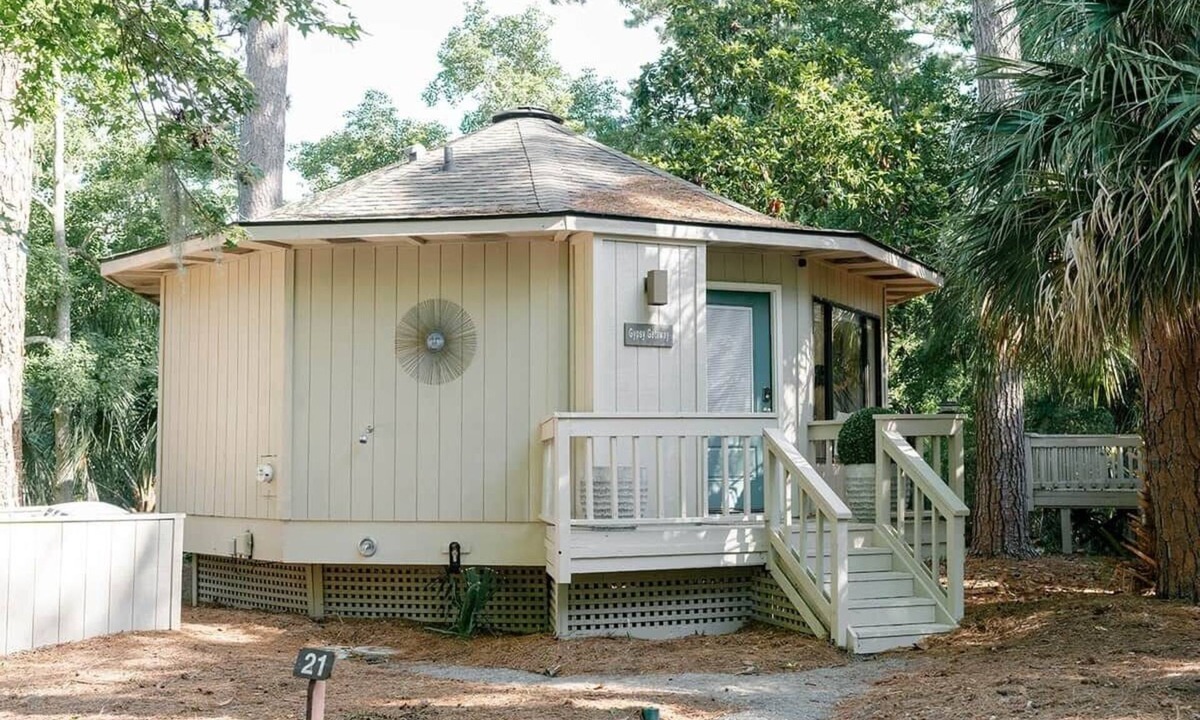 Night Heron House | Sea Pines hut, 5-min walk to beach, dog friendly!