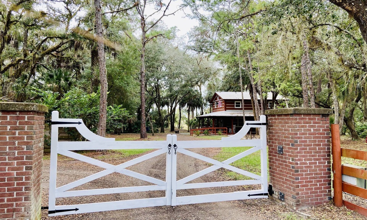 Sebring Cabin | Sebring Florida Best Kept Secret "Cracker Hammock Log Cabin"