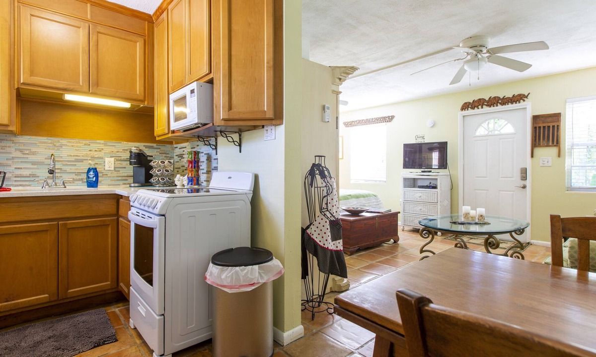 Mango Groves House | Secluded Cottage Close to Town w/Bikes & Hot Tub