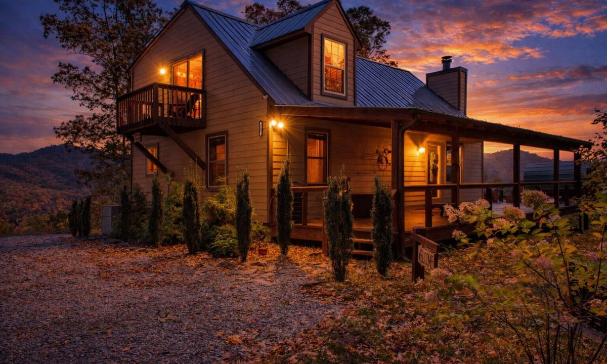 Whittier Cabin | Secluded Heavens PEAK, enjoy in a Pvte Hot tub + Sauna ,Breathtaking NC views.