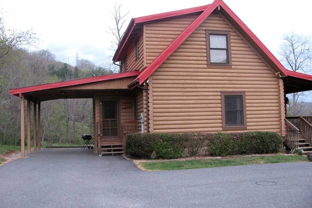 Cullowhee Cabin | Secluded Pet-Friendly Log Cabin near Asheville, North Carolina