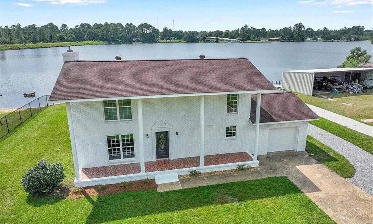 Moultrie House | Serenity Lake House