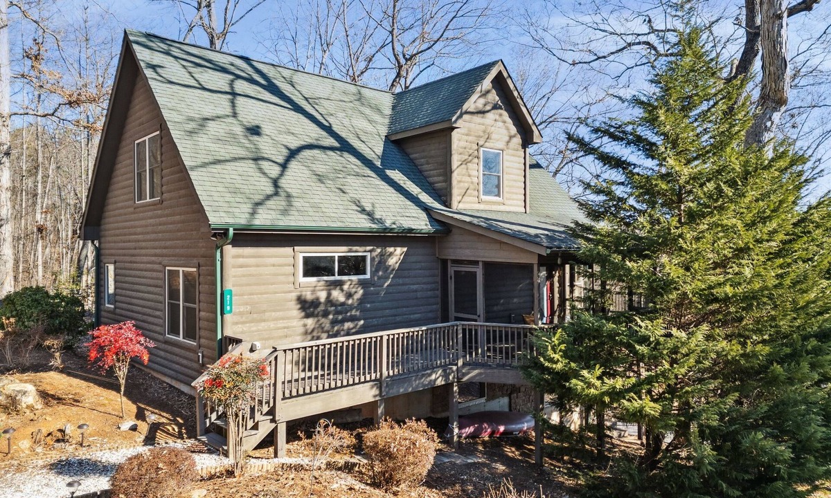 Serenity Bay Cabin | Serenity Lodge on Keowee with Boat Slip access