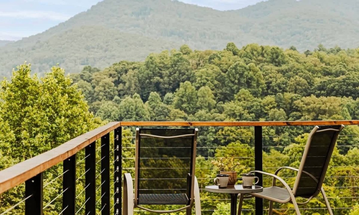 Young Harris Cabin | Serenity Now| Deck + Fire + Hot Tub/Sauna Access