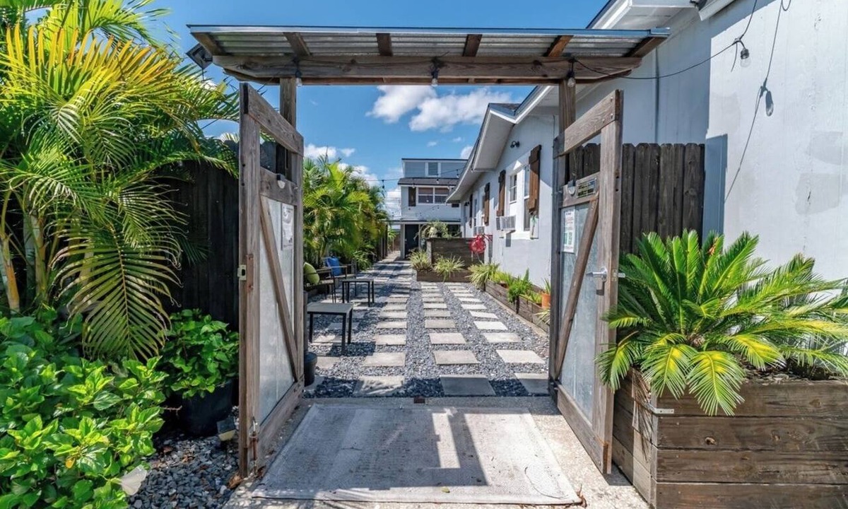 St. Petersburg - Clearwater Apartment | Shared Deck Pet Friendly Garden Courtyard