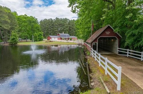 Skippers House | Skippers VA Lakefront 3BR | Dock + Firepit