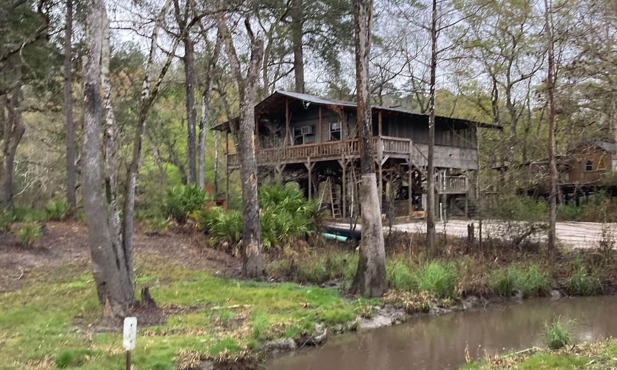 Folkston House | Skip’s Rustic River Cabin near Okefenokee Swamp