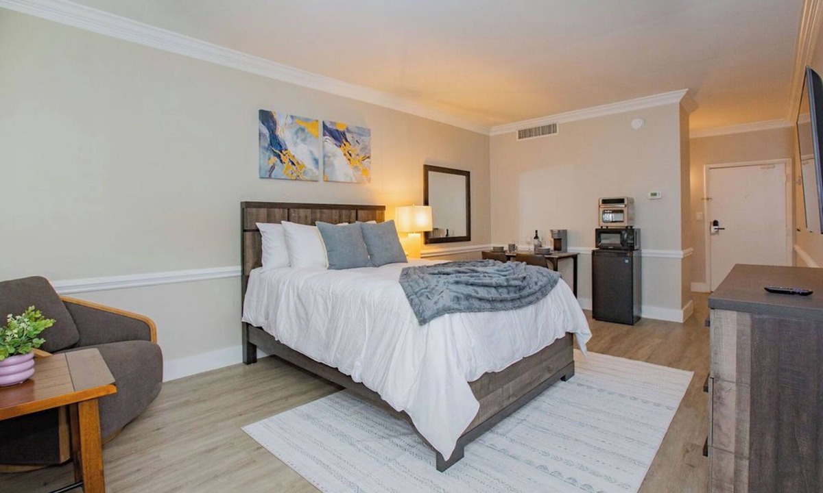 Sheffield Park Apartment | Sleek- Mins To - Atrium Health & CIA & Stadium