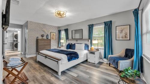 Winter Haven House | Sleeps 16+, Sports Team Friendly, Pet Friendly