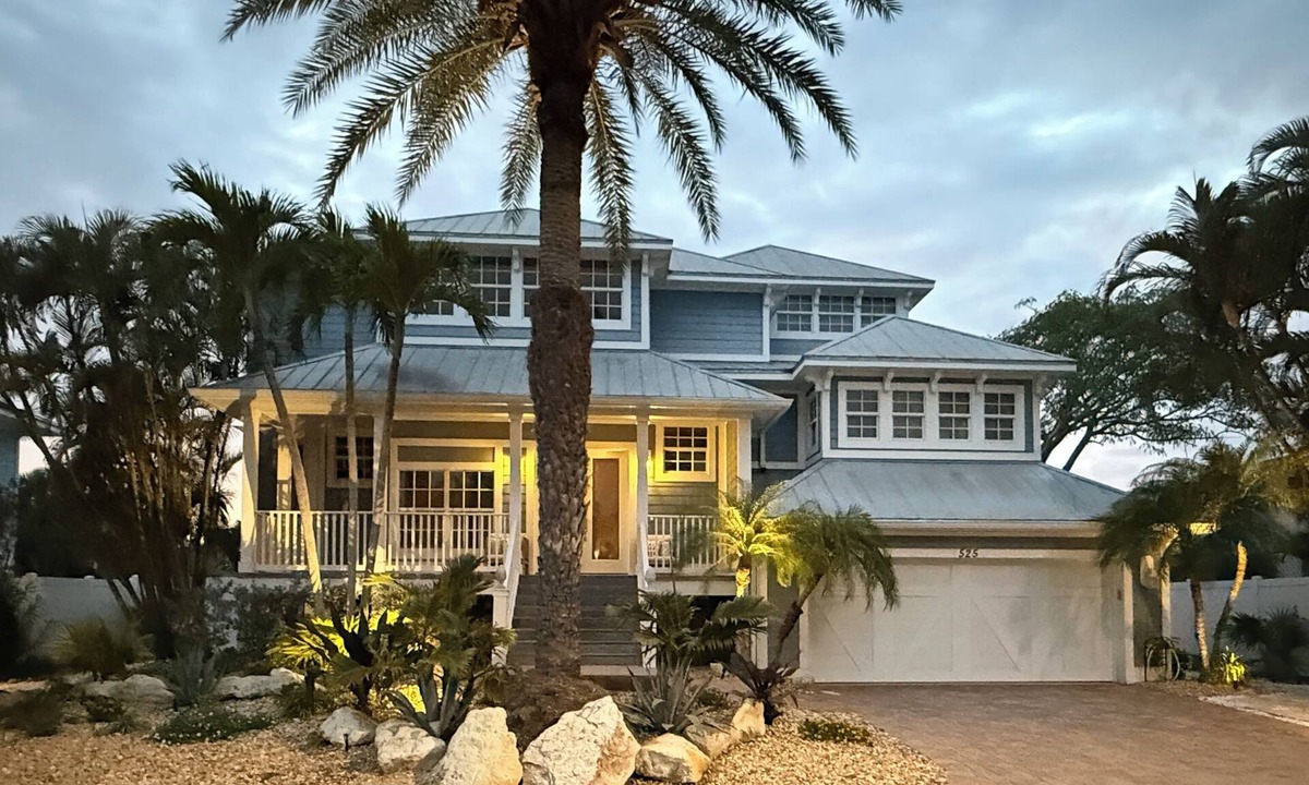 Whitney Beach House | Sleepy Lagoon 4+bd/3.5ba canal home, 5 min walk to beach on LBK
