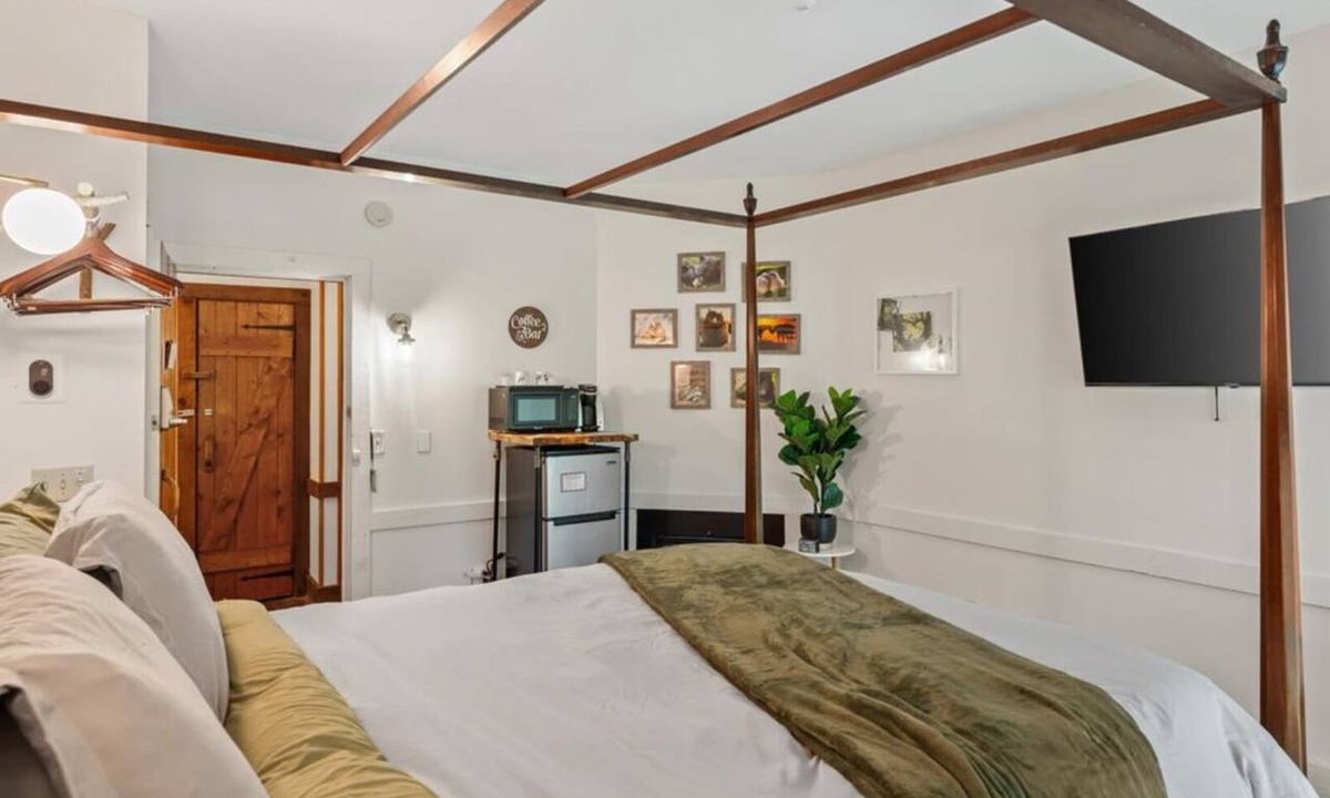 Townsend Hotel | Snug Hug Room - Cozy Lodge Stay with Fireplace