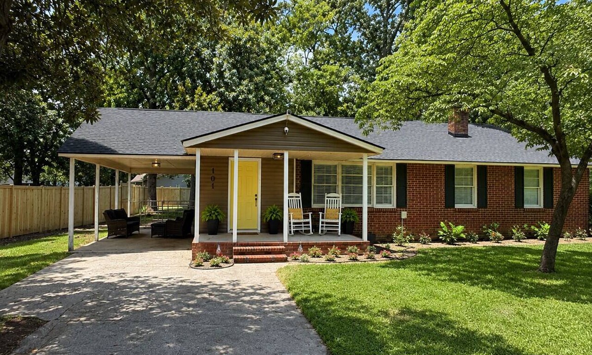 Aiken House | Southern Shade, King Beds, Walk to Park
