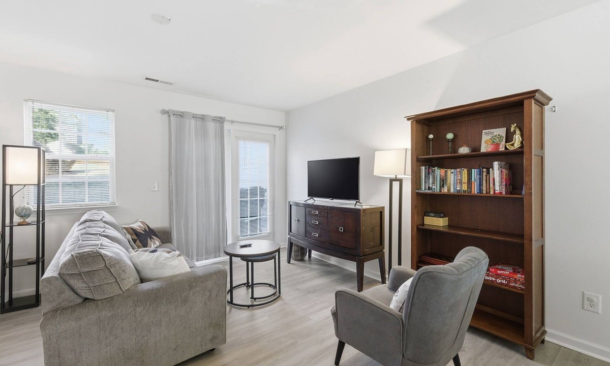 Northeast Raleigh House | Spacious 2 bedrooms townhouse by the Greenway/Pool access
