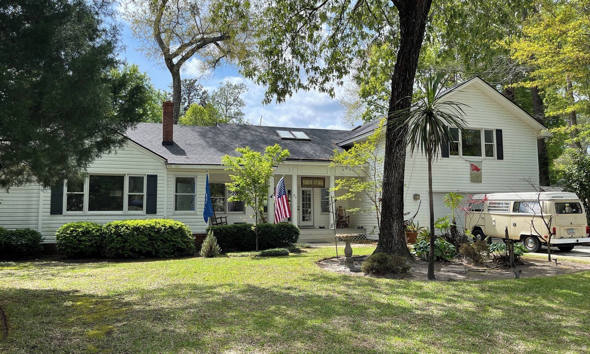Isle of Hope Historic District House | Spacious 3-bedroom house in Isle of Hope with fitness room, back yard, Grill