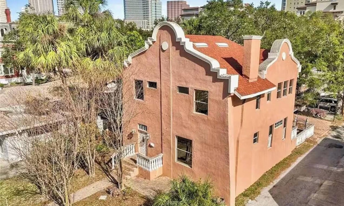 Hyde Park House | Spacious 4-bedroom 2-bathroom house by Downtown Tampa with AC and Parking