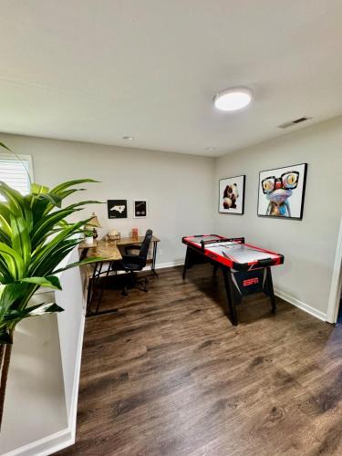 Charlotte House | Spacious 4 bedroom House in University area close to PNC pavilion
