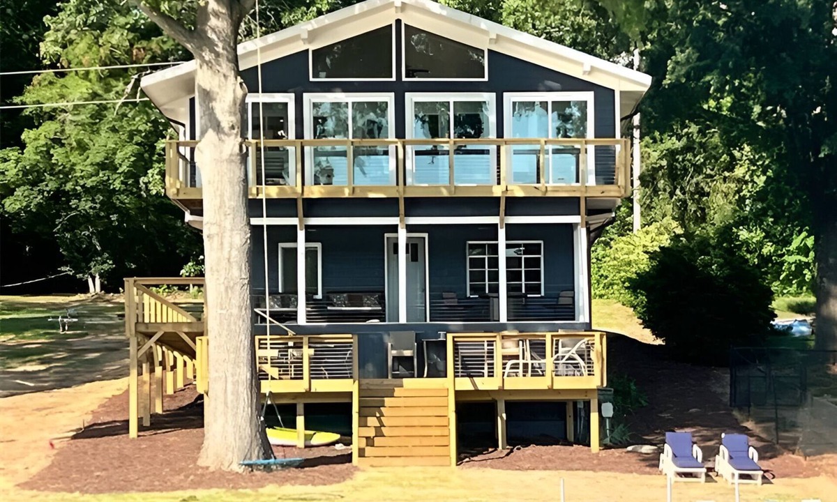New London House | Spacious 5-bedroom water front house on Badin Lake, New London NC, SLEEPS 18