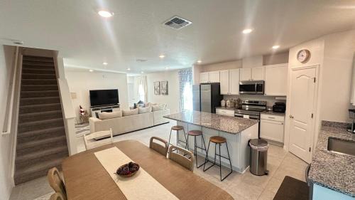 Northside House | Spacious Jacksonville Townhome 3 Bedrooms Sleeps 6