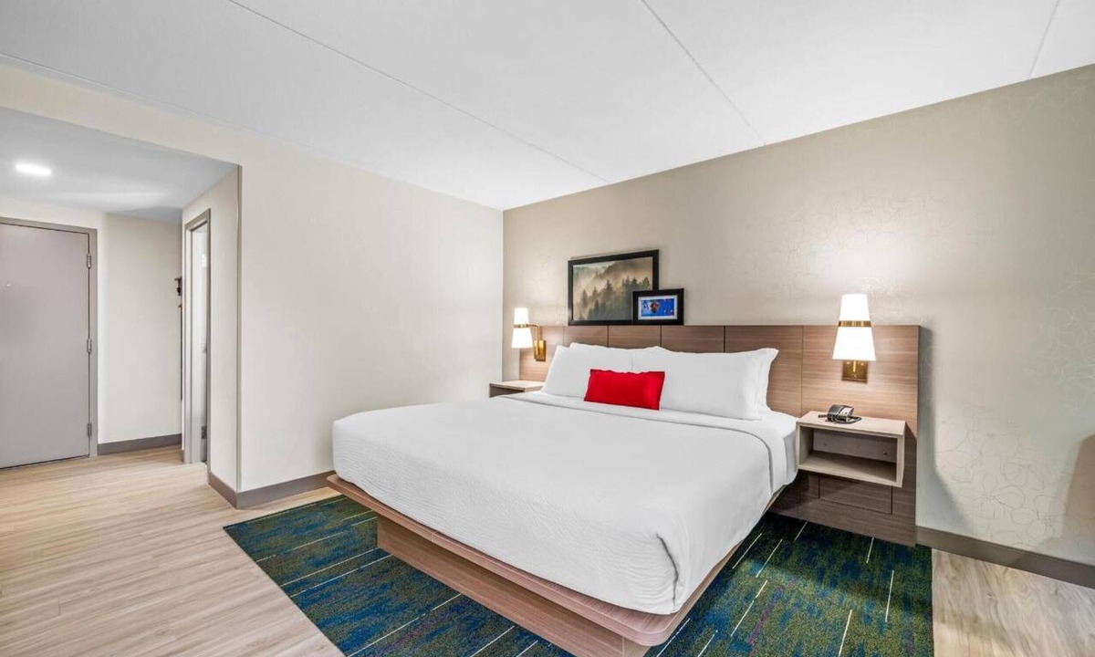 Statesville Hotel | Spacious King Room |3 Miles to Balloon Fest Grounds –Great for Leisure Travelers