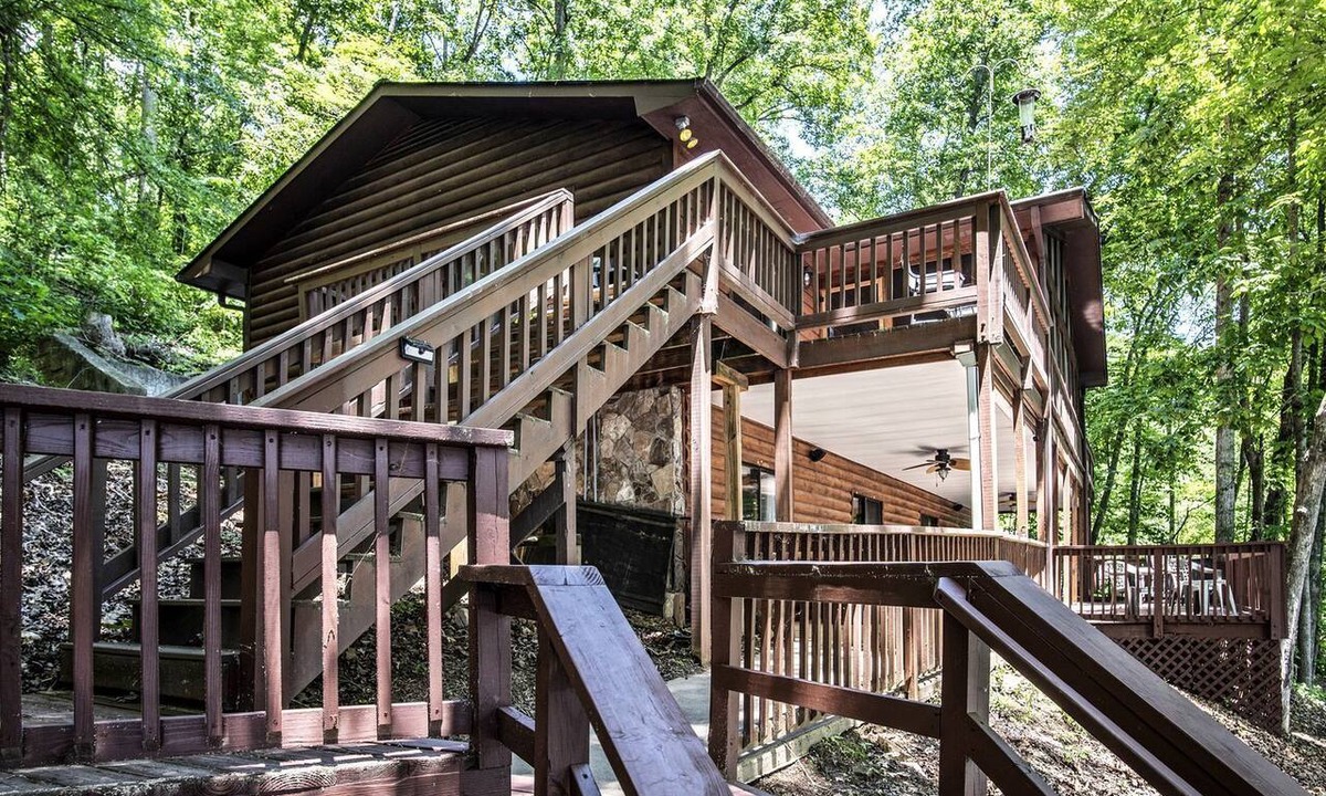 Martin Cabin | Spacious Lake Hartwell Retreat with Boat Slip and Covered Porch, Martin Georgia