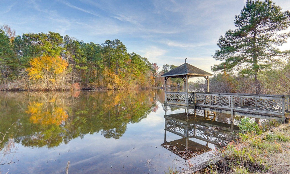 Westover House | Spacious Lakefront Apt w/Deck in Fayetteville!
