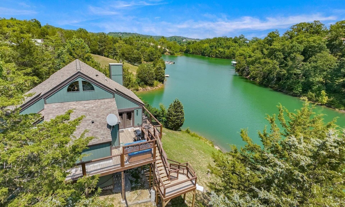 Sevierville House | Spacious Lakefront 4-bedroom house in Sevierville with private boat dock!