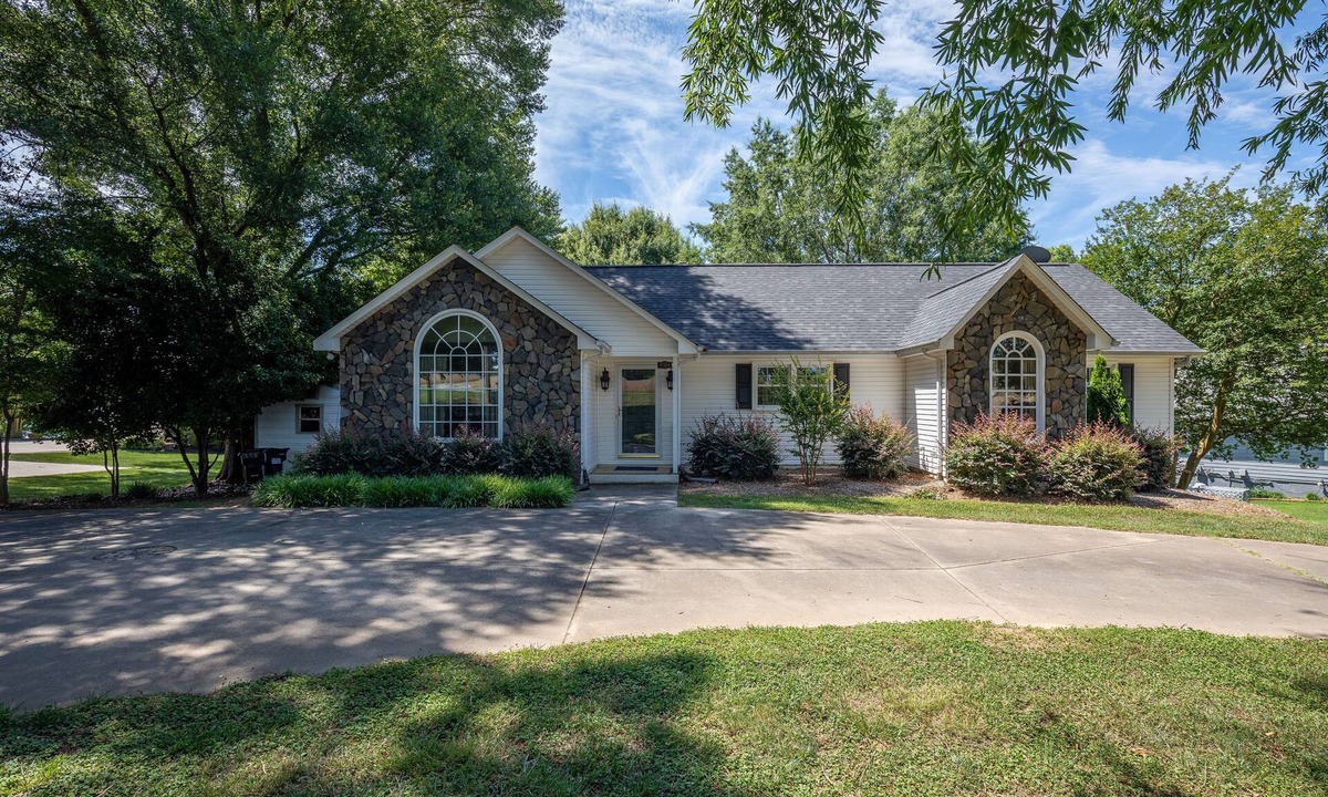 Norwood House | Spacious Lakehouse, Arcade Games, Huge Flat Yard, Premium Linens Included!