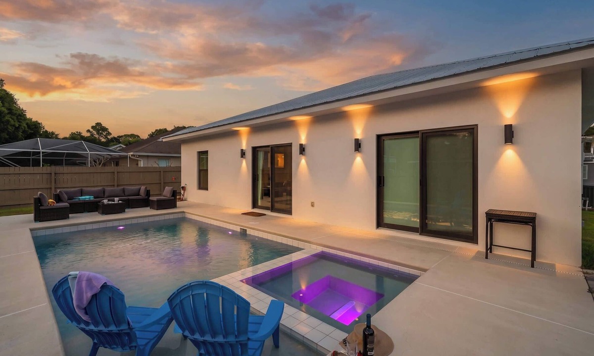 Florida Ridge House | Spacious retreat w/private pool & screened patio