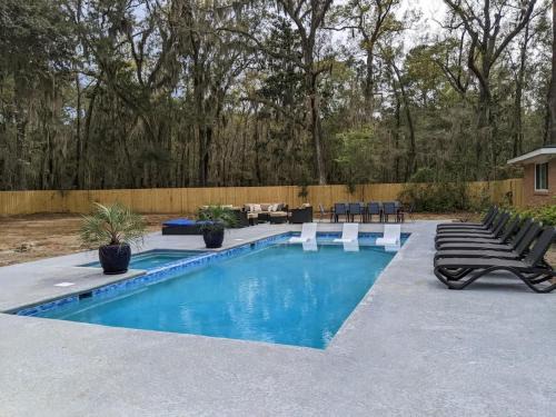Savannah House | Spacious Retreat with Pool - 15 min to Downtown