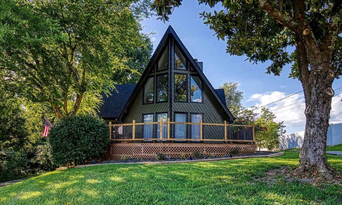 Kodak Cabin | Spacious Smoky Mountain Cabin with RV Parking, Hot Tub & Game Room near Soaky Mountain Water Park in Sevierville, TN